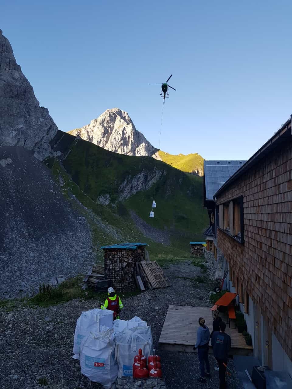 Heli Versorgung Anhalter Hütte  | © Sebastian Wolf